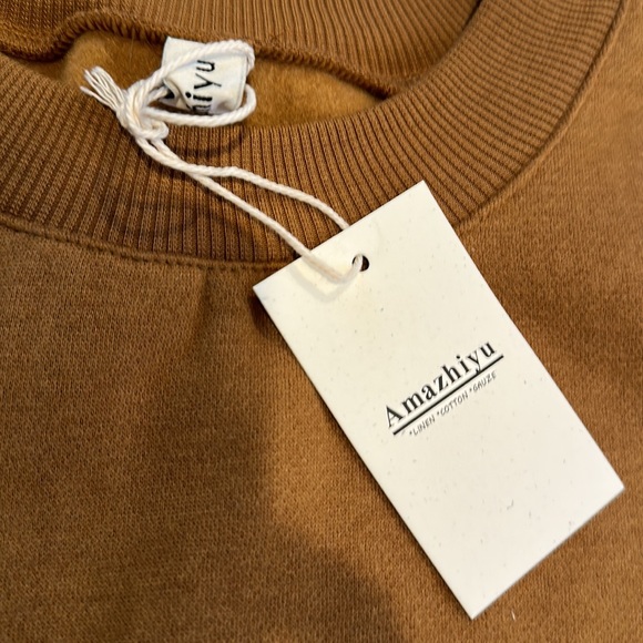 Women’s cropped sweatshirt NWT size medium - Picture 2 of 2